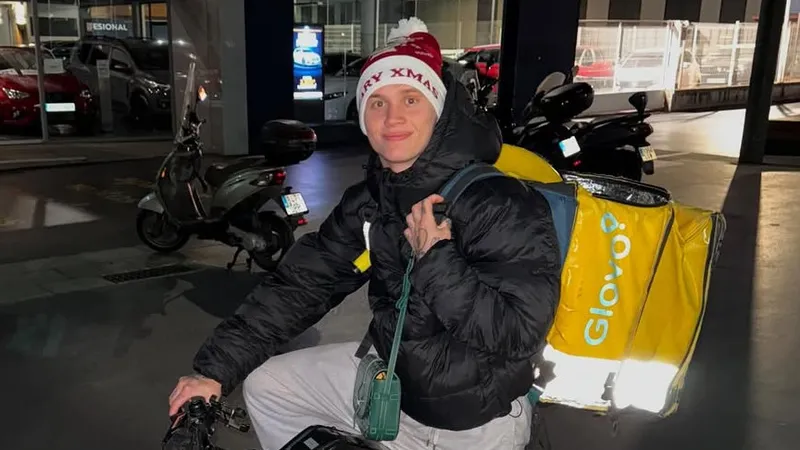 Милохин устроился на работу официантом и курьером в Дубае