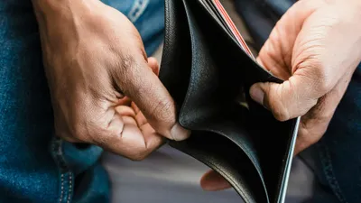 пустой кошелек в руках, фото - Новости Zakon.kz от 29.12.2025 11:20