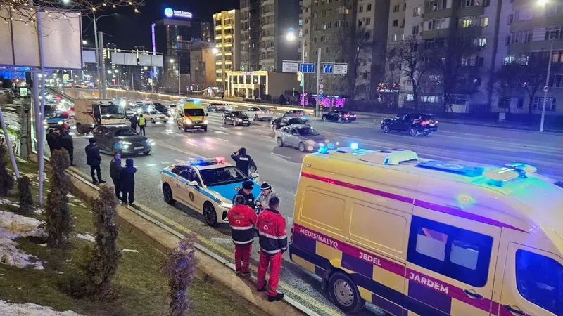 Массовое ДТП произошло ночью в центре Алматы: есть пострадавшие
