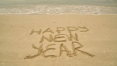 пляж с пожеланием счастливого нового года, фото - Новости Zakon.kz от 29.12.2025 13:15