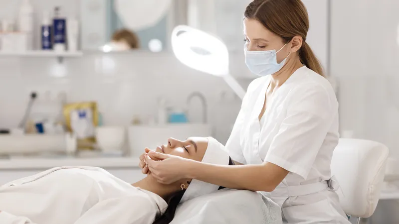 Косметолог разоблачила модные процедуры, которые не работают