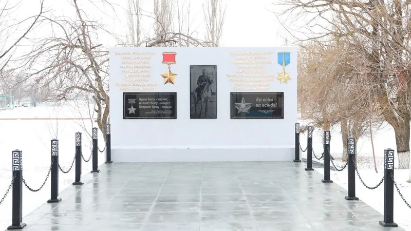 В Жамбылской области министр обороны открыл мемориальную доску в честь 115-летия Бауыржана Момышулы