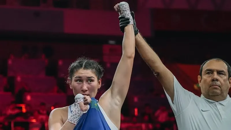 Боксерша Аида Абикеева победила со сломанной рукой