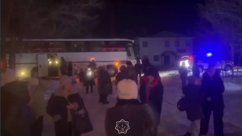 Автобус с пассажирами застрял на трассе в области Абай из-за непогоды