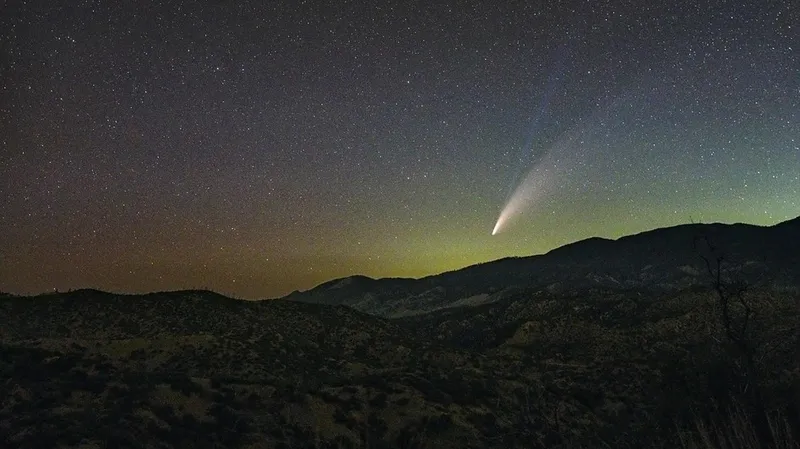 Небо Японии озарил светящийся объект