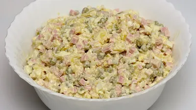 Врач назвал точные сроки, когда праздничные салаты становятся вредными