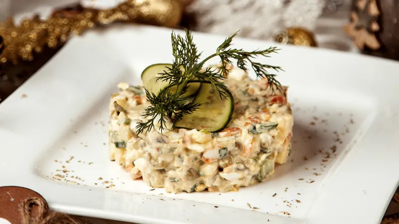 Названы безопасные порции оливье и селедки под шубой