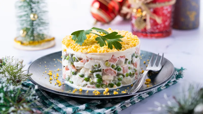 Врач назвал точные сроки, когда праздничные салаты становятся вредными