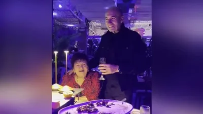 композитор Игорь Крутой с мамой Светланой Семёновной, фото - Новости Zakon.kz от 31.12.2025 20:18