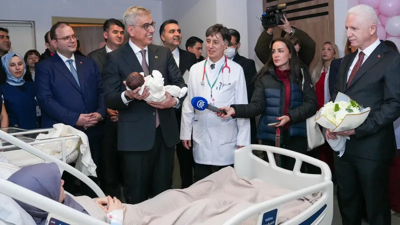 Первых детей 2026 года навестили в Стамбуле турецкие чиновники