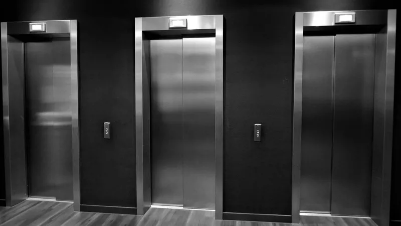 11 человек в лифте спасли в Астане