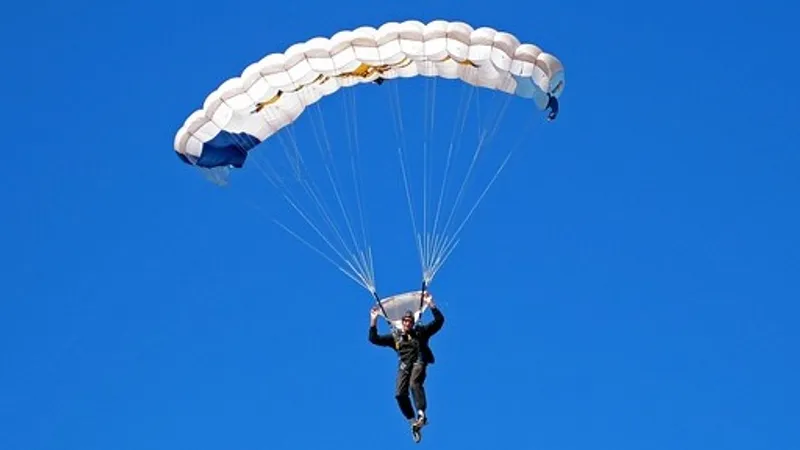 Парашютист застрял в сети для футбольных ворот в США и упал с высоты