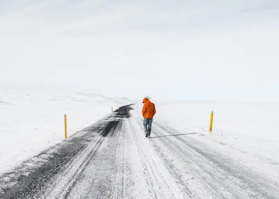 Человек в яркой куртке на скользкой дороге, фото - Новости Zakon.kz от 02.01.2026 09:55