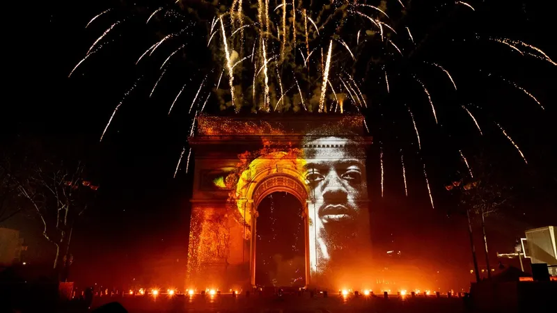 Триумфальную арку украсили лицом Дембеле и цветами ПСЖ