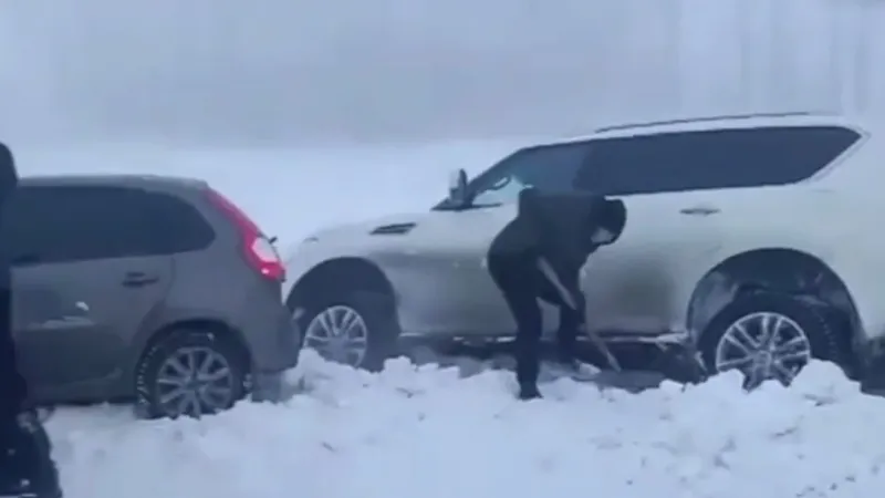 Почти нулевая видимость: автомобили съехали в кювет на трассе в ВКО