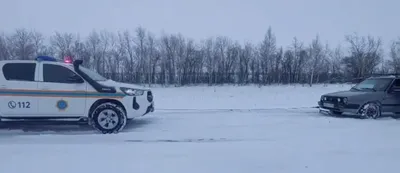 Одна машина вытягивает другую из снега, фото - Новости Zakon.kz от 02.01.2026 15:20