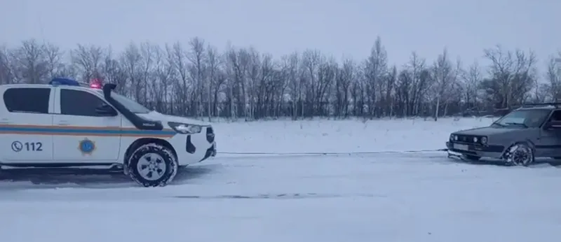 Застрявшему на трассе водителю легковушки помогли спасатели