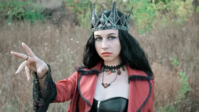 Костюм вампира, девушка, корона, фото - Новости Zakon.kz от 04.01.2026 08:20