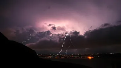 два человека погибли во время удара молнии в ЮАР, фото - Новости Zakon.kz от 04.01.2026 21:48