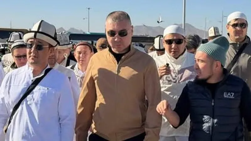 Главный налоговик Кыргызстана и другие чиновники совершили паломничество в Мекку