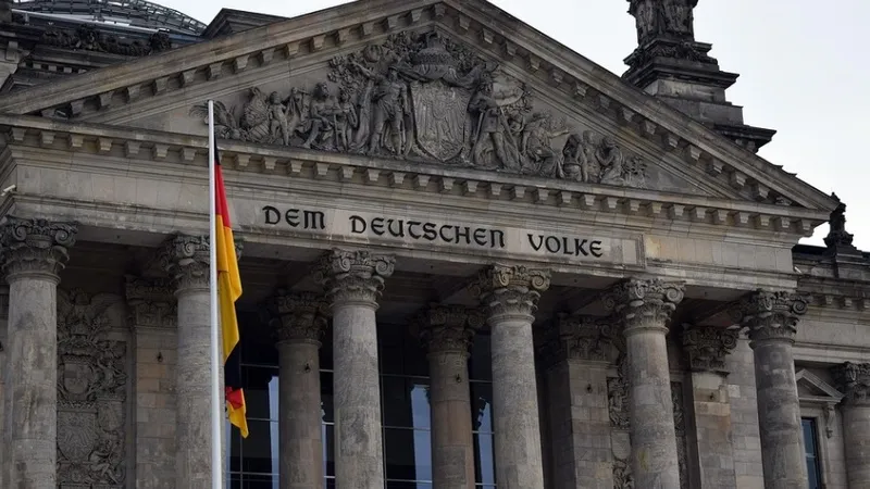 Германия сократила поток просителей убежища