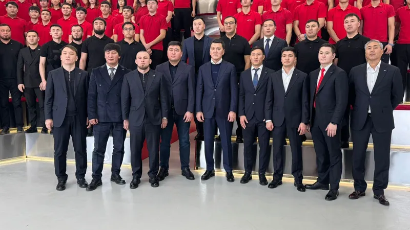 Госсоветник Ерлан Карин посетил штаб "Дала Қырандары"
