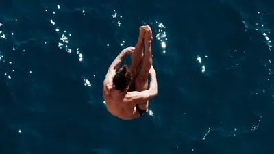 Сужчина прыгает в море, фото - Новости Zakon.kz от 06.01.2026 05:20