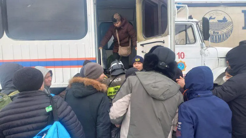 Автобус с иностранцами во время мороза сломался на трассе в Актюбинской области