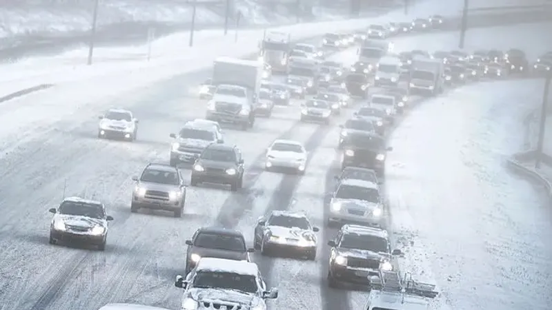 "900 километров": снежные пробки в Париже побили рекорды