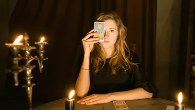 Зеркала, башмаки и страх: можно ли гадать на Рождество