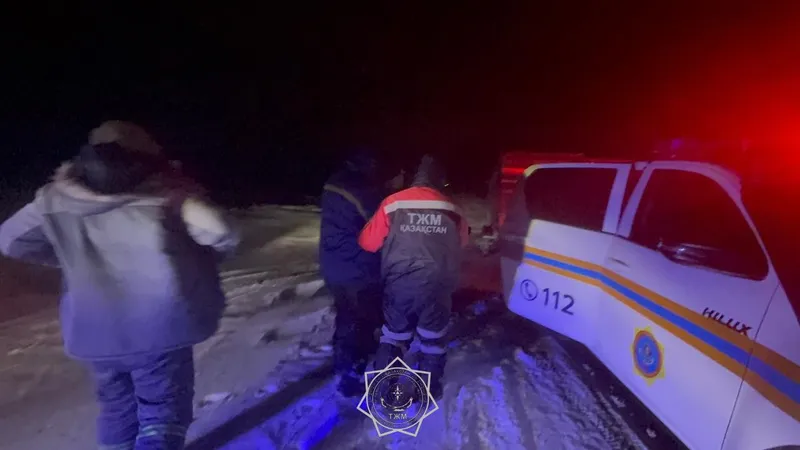 Из-за метели на дорогах области Абай и ВКО понадобилась помощь спасателей