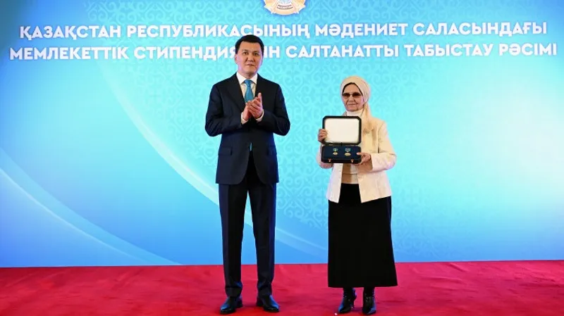 Золотую звезду и орден "Отан" вручили родственникам Бауыржана Момышулы