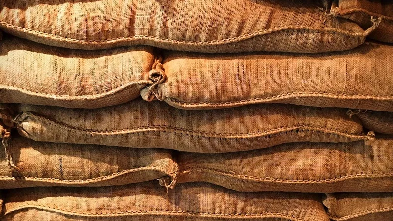 2 млн тенге получит рабочий за то, что остался под тонной муки в Костанае