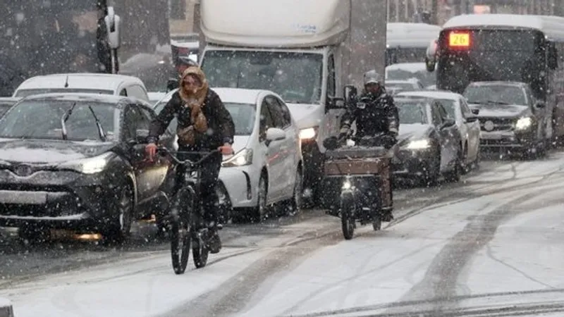 Аномальный снегопад в Европе: есть погибшие и отмена рейсов