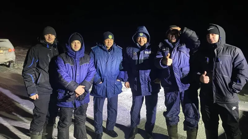 Водителей спасли из снежного плена в Восточном Казахстане