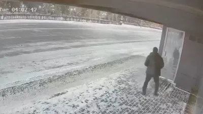 дверь теплой остановки разбил мужчина из-ха конфликта, фото - Новости Zakon.kz от 08.01.2026 19:03