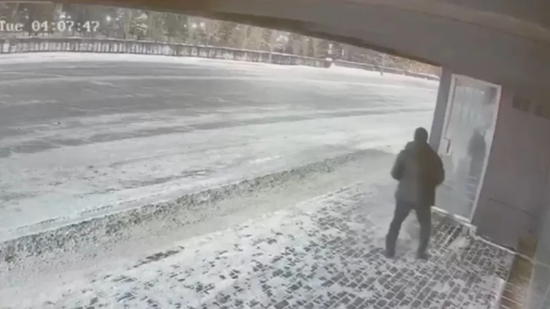 Дверь теплой остановки разбили из-за конфликта в Астане