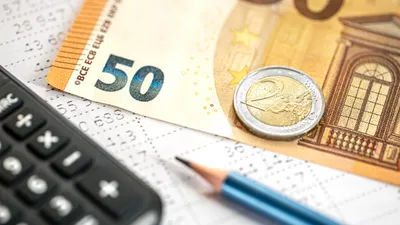 калькулятор и деньги , фото - Новости Zakon.kz от 08.01.2026 15:55