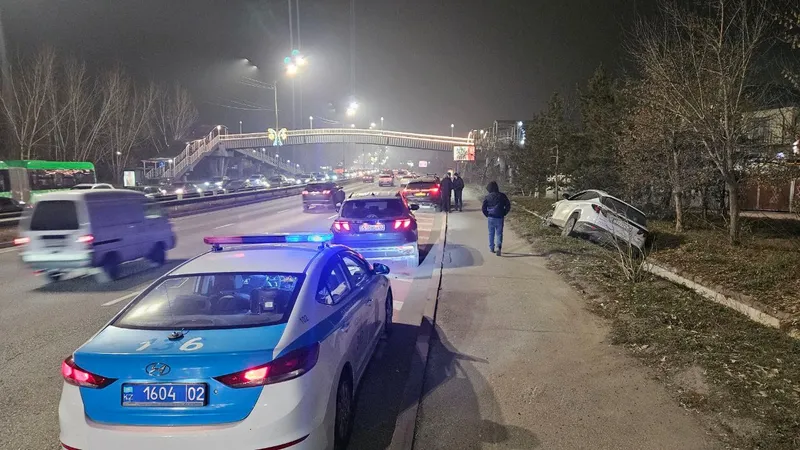 Взлет и падение в арык: два кроссовера столкнулись в Алматы