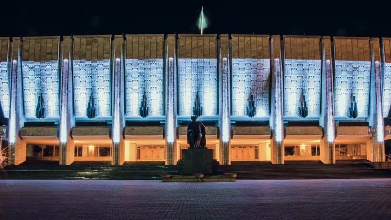 В Минкультуры прокомментировали информацию о "законсервированной" реконструкции театра имени Ауэзова