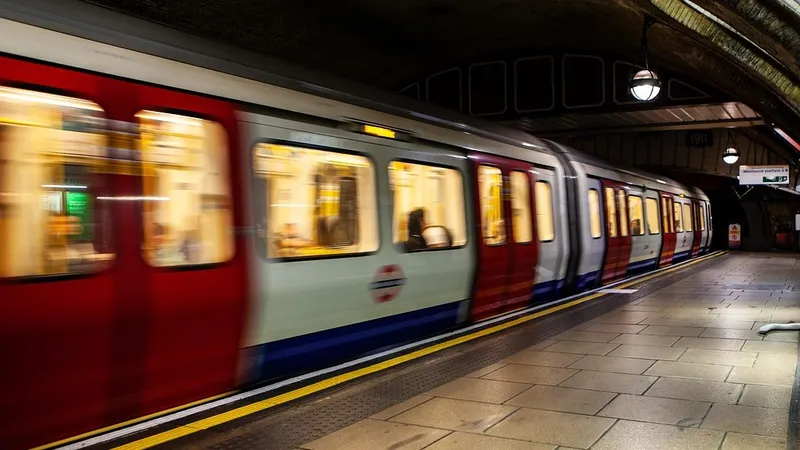 Без брюк в метро решили покататься жители Лондона