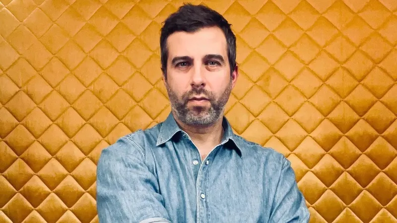 Иван Ургант иронично высмеял ситуацию вокруг Долиной