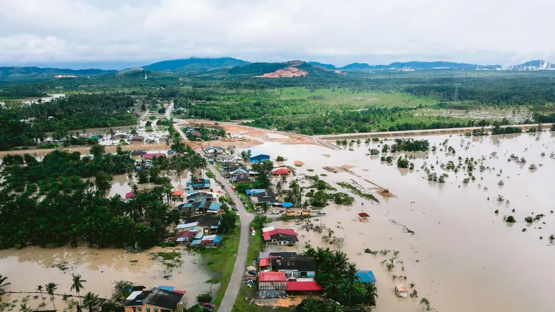 Тысячи людей в Малайзии эвакуировали из-за "великого" потопа