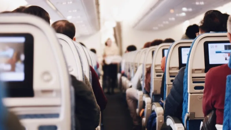 Что нельзя брать в самолет с 1 января 2026 года: новые правила IATA