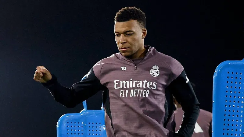 Мбаппе выделился неприличным поступком при награждении игроков "Барселоны"