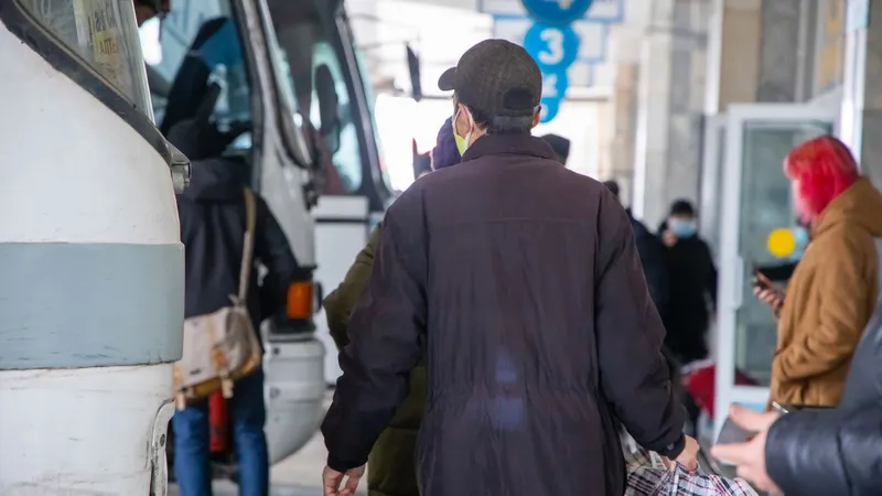 Автобус с 50 пассажирами слетел с трассы в Карагандинской области