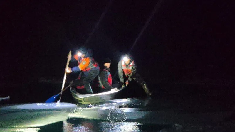 На Балхаше рыбаки застряли на отколовшейся льдине вдали от берега
