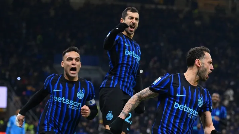 В итальянском футбольном первенстве прошло сражение чемпиона и лидера сезона