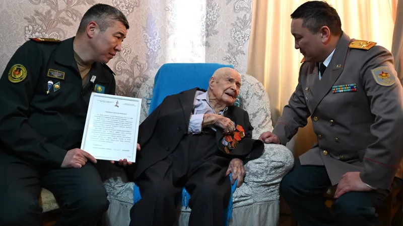 В Алматы ветерана ВОВ поздравили со 100-летним юбилеем