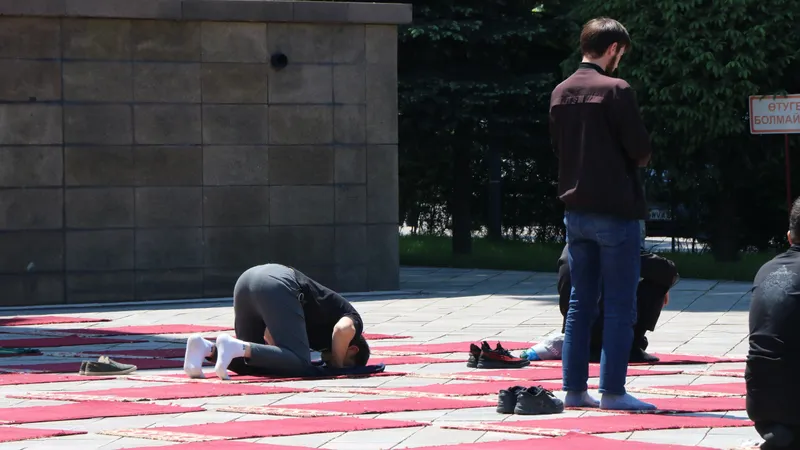 Мужчина украл телефон в мечети Кокшетау и похитил деньги с банковской карты